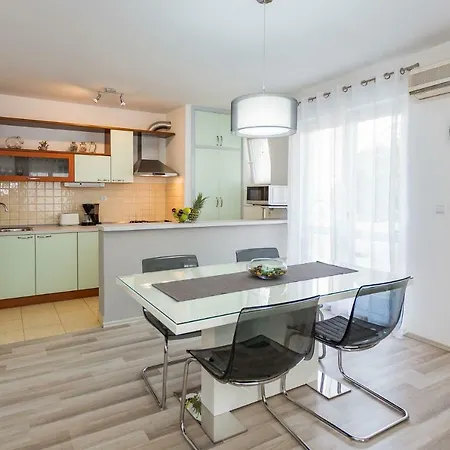 Petar - 50m From Sea Apartman *